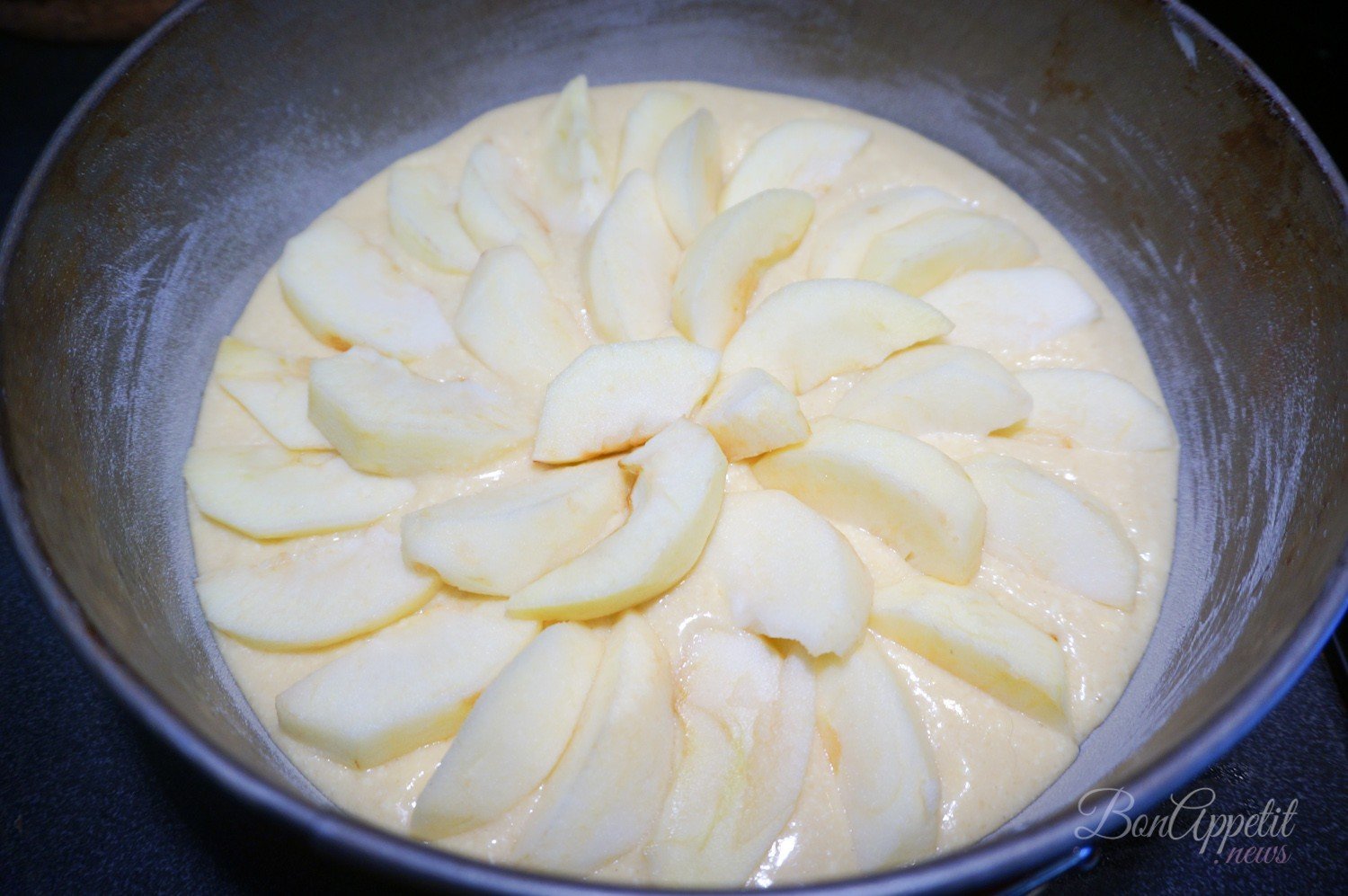 Яблочный пирог с масляно-сахарной крошкой
