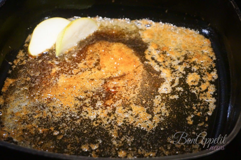 Заливной пирог с карамелизированными грушами