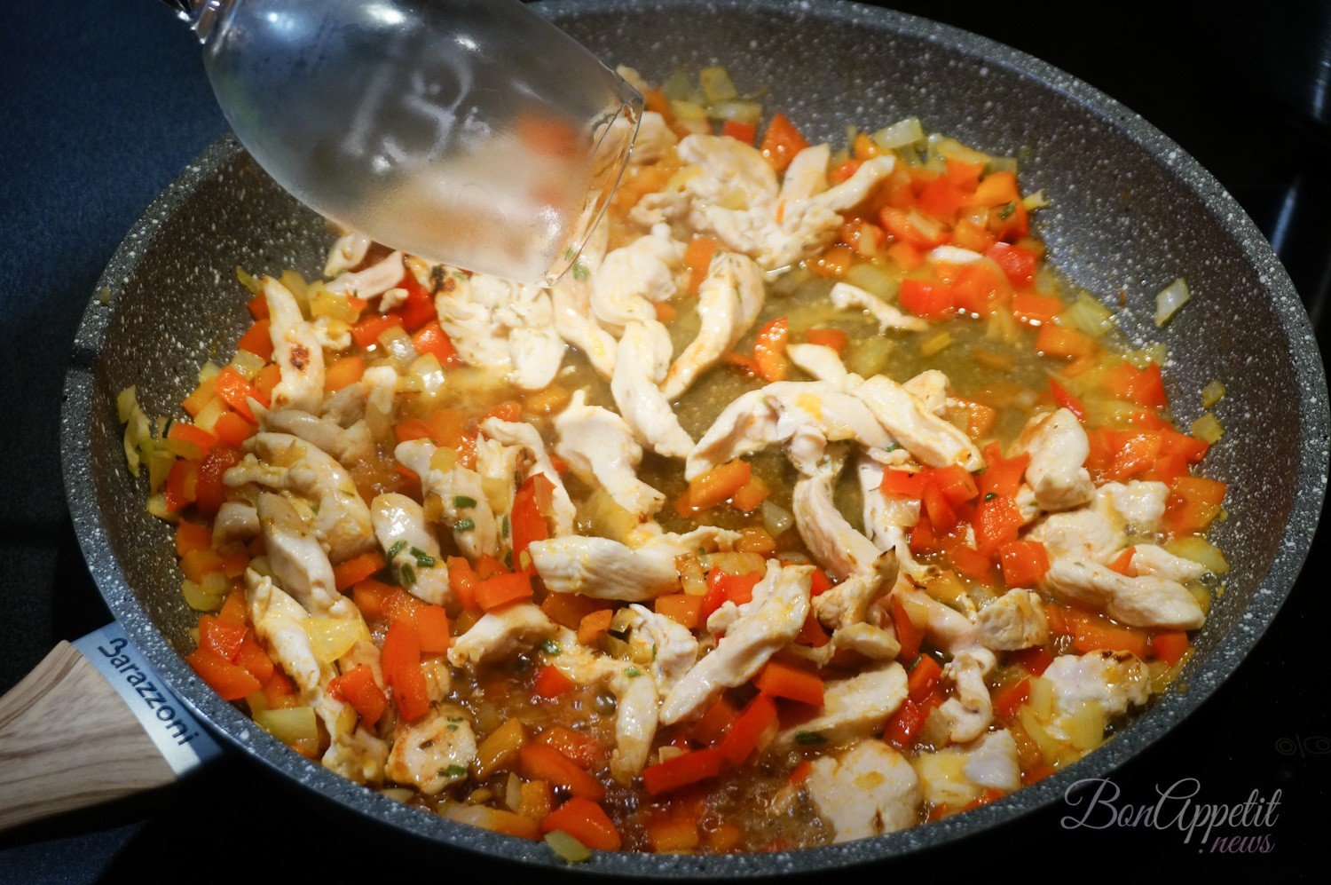 Пенне с курицей в сливочно-овощном соусе