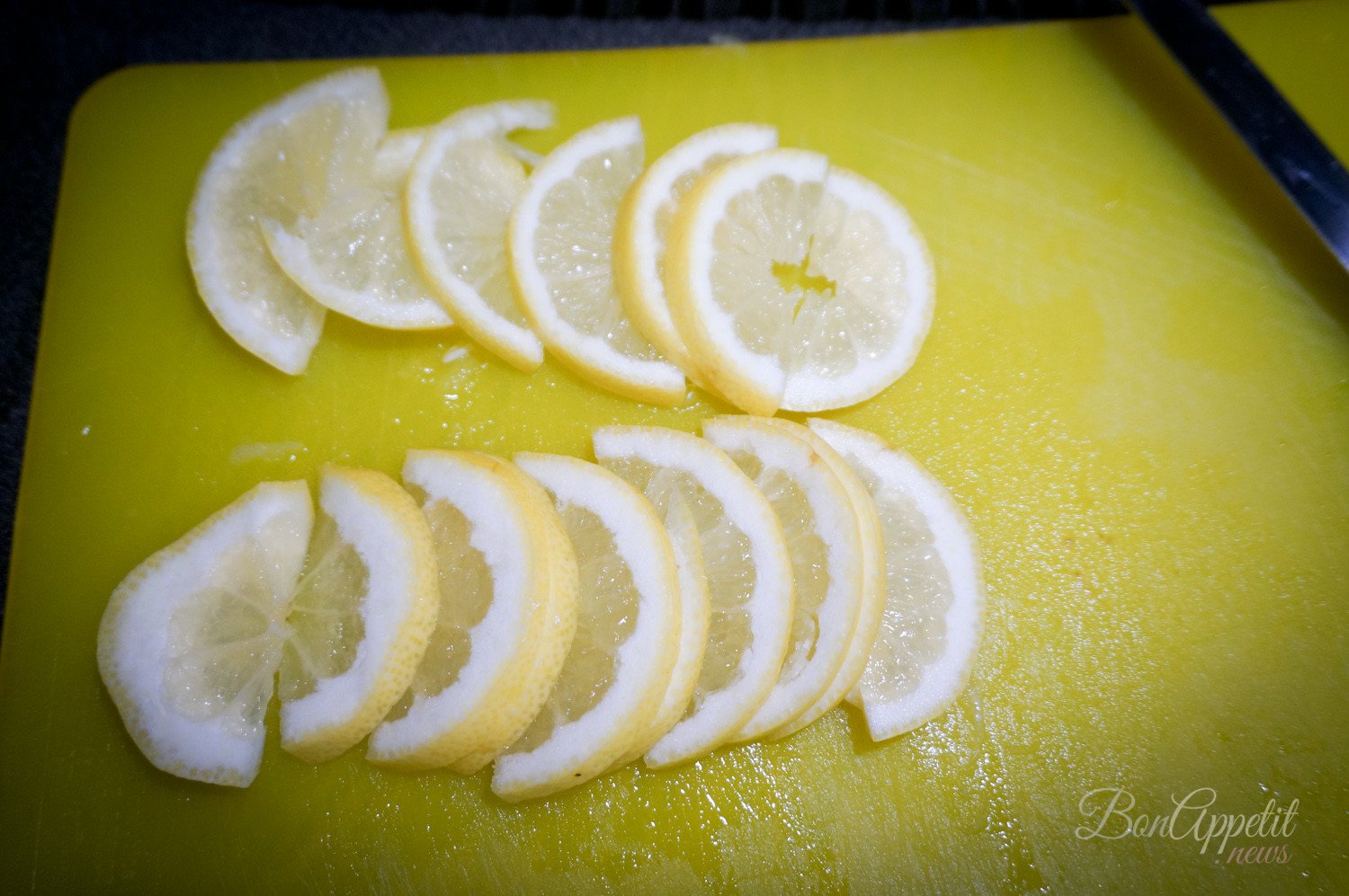Соленая сельдь с лимоном и луком